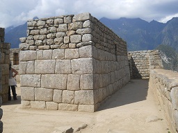Machu Picchu, die Mauern vom Spiegeltempel oder Mrsertempel