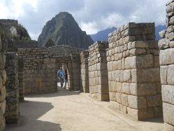 Machu Picchu, die Mauern vom Spiegeltempel oder Mrsertempel - und im Hintergrund der Hausberg Huaynapicchu
