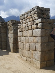 Machu Picchu, Spiegeltempel oder Mrsertempel,
                    gemischte Mauer mit grossem Eingang
