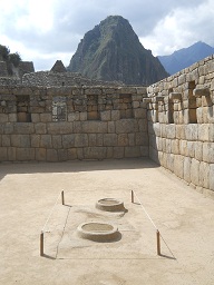 Machu Picchu, Spiegeltempel oder Mrsertempel -
                    mit dem Hausberg Huaynapicchu
