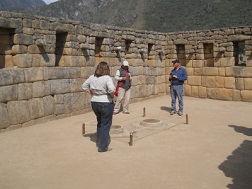Machu Picchu, Spiegel- oder Mrsertempel, Mauern mit Nischen 01
