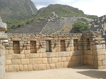 Machu Picchu, Spiegel- oder Mrsertempel,
                    Mauern mit Nischen 03