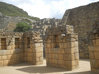 Machu Picchu, Spiegel- oder Mrsertempel, Mauern mit Nischen 04