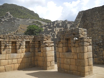 Machu Picchu, Spiegel- oder Mrsertempel, Mauern mit Nischen 05