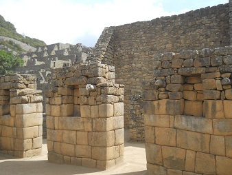 Machu Picchu, Spiegel- oder Mrsertempel,
                    Mauern mit Nischen 5 - Nahaufnahme der Nischen 1