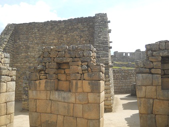 Machu Picchu, Spiegel- oder Mrsertempel,
                    Mauern mit Nischen 5 - Nahaufnahme der Nischen 2