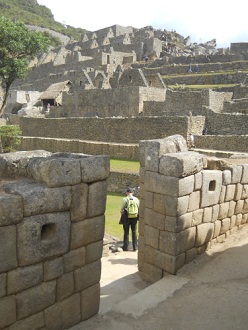 Machu Picchu, Spiegeltempel oder Mrsertempel,
                    Lcher in der Mauer beim Ausgang