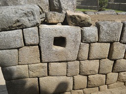 Machu Picchu, Spiegeltempel oder Mrsertempel, Lcher in der Mauer beim Ausgang, Nahaufnahme 02