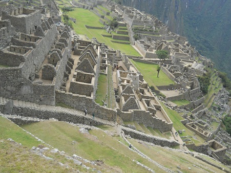 Machu Picchu: Sicht auf die grosse Treppe,
                      Tempelanlagen, Sonnenpyramide, Hauptplatz, den
                      Weiler mit dem heiligen Stein, die Arbeiterhuser,
                      die grosse Mauer, Prinzessinnenhaus, Spiegeltempel
                      oder Mrsertempel, Adlergefngnis oder
                      Adlertempel