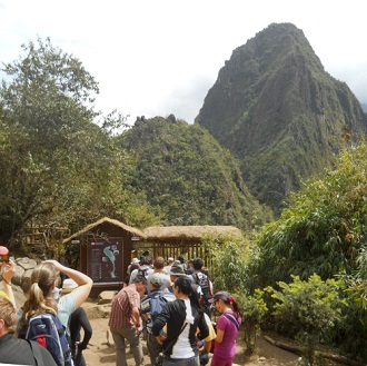 Die Warteschlange beim Eingang zum Bereich mit
                    den Hausbergen, mit dem Hausberg Huaynapicchu