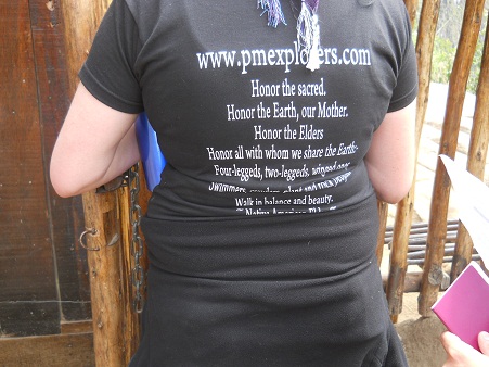 Machu Picchu, Aufstieg zum Hausberg
                    Huaynapicchu, ein Gedicht auf einem
                    Touristen-T-Shirt einer Touristen aus den
                    kriminellen "USA"
