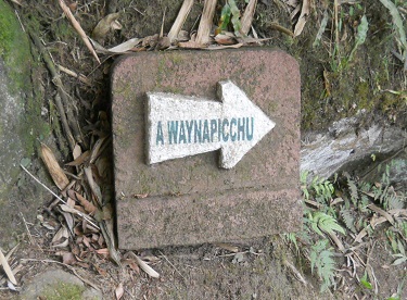Wegweiser zum grossen Hausberg Huaynapicchu
                    (Waynapicchu)