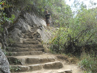 Spaziergang zum grossen Hausberg Huaynapicchu,
                    Beginn von Treppen