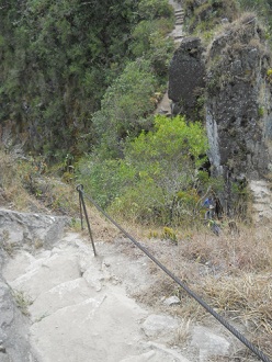 Wanderweg zum hohen Hausberg Huaynapicchu,
                    erste Sicherheitsseile