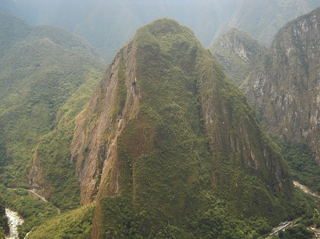 Wanderweg zum hohen Hausberg Huaynapicchu,
                    Sicht auf den Aussichtsberg Putucusi