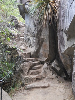 Wanderweg zum grossen Hausberg Huaynapicchu,
            unregelmssige Treppe mit Gelnderseil / Sicherungsseil