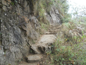 Wanderweg zum Hausberg Huaynapicchu, Treppen
                    und Halteseile / Sicherungsseile 03