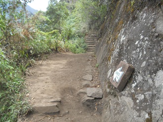 Wanderweg zum Hausberg Huaynapicchu mit Treppen
                    und unregelmssig verschobenen Steinen