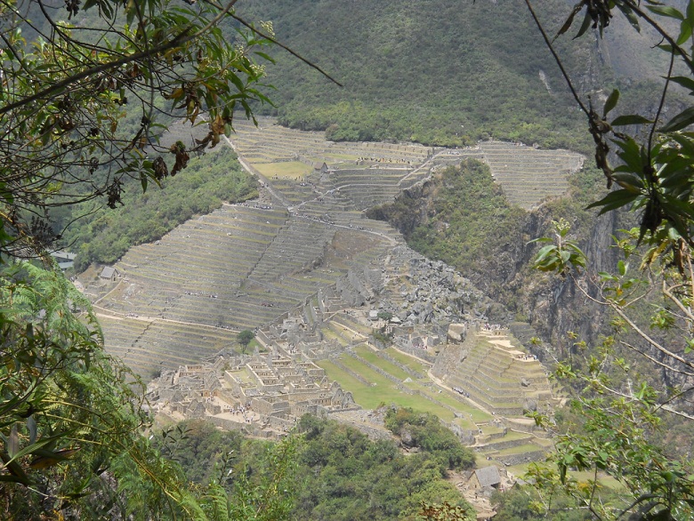 Wanderweg auf den Hausberg Huaynapicchu, Sicht
                    auf Machu Picchu 02