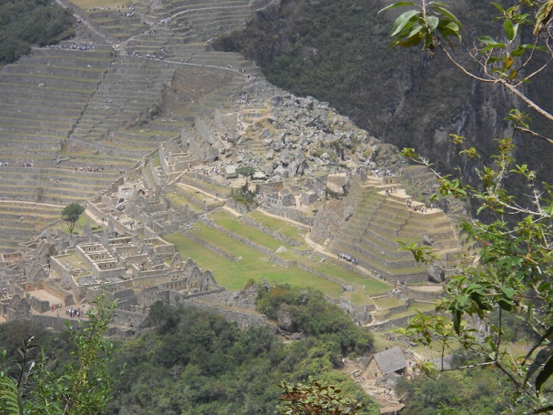 Wanderweg auf den Hausberg Huaynapicchu, Sicht
                    auf Machu Picchu, Nahaufnahme