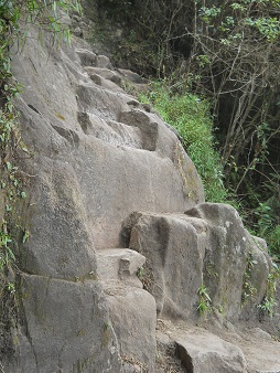 Wanderweg auf den Hausberg Huaynapicchu, noch eine aus
            dem Fels herausgehauene Treppe 03 - ohne Seil!
