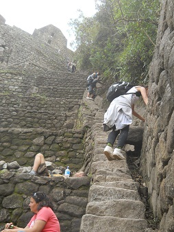 Der Weiler Huaynapicchu, die Treppe fr den Abstieg mit Touristen, die da runterkommen