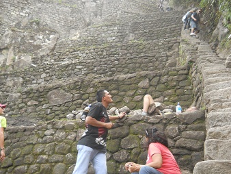 Der Weiler Huaynapicchu, die Treppe fr den
                    Abstieg mit Touristen, die da runterkommen