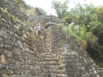 Weiler Huaynapicchu, unregelmssige Treppen und
                    Terrassen - und sportliche Touristen