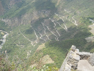 Machu Picchu, Sicht vom Weiler Huaynapicchu auf
                    die Serpentinenstrasse, die von der Ortschaft Aguas
                    Calientes (Heisse Wasser) nach Machu Picchu
                    heraufkommt 02