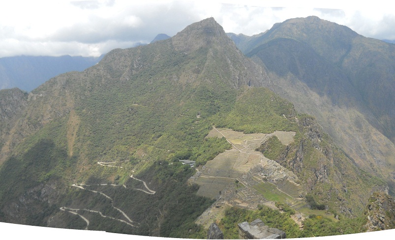 Weiler Huaynapicchu, Sicht auf Machu Picchu mit den Bergen im Hintergrund, Panoramafoto - und die Wolke verdeckt nun immer mehr die Sonne (!)