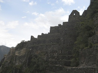 Weiler Huaynapicchu mit
                            Landwirtschaftsterrassen und einer weiteren
                            Treppe mit Sicherungsseil 02
