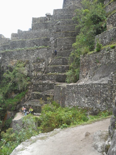 Weiler Huaynapicchu mit Landwirtschaftsterrassen und einer weiteren Treppe mit Sicherungsseil