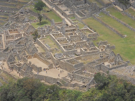 Weiler Huaynapicchu, Sicht auf Machu Picchu mit
                    den Arbeitshusern