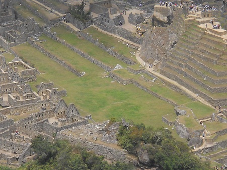 Weiler Huaynapicchu, Sicht auf Machu Picchu mit
                    den Arbeitshusern, Zentralplatz, Tempeln