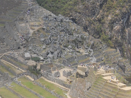 Weiler Machu Picchu, Sicht auf Machu Picchu mit
                    dem Steinbruch, den Tempelanlagen und der Sonnenuhr
                    auf der Sonnenpyramide