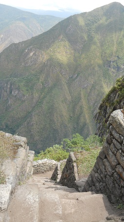 Unregelmssige Treppe zum Gipfel Huaynapicchu - Sicht von oben abwrts, Panoramafotos 02
