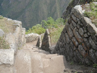 Unregelmssige Treppe zum Gipfel
                            Huaynapicchu, Aussichten ins Urubambatal 01