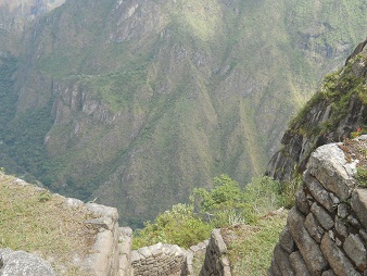 Unregelmssige Treppe zum Gipfel
                            Huaynapicchu, Aussichten ins Urubambatal 02