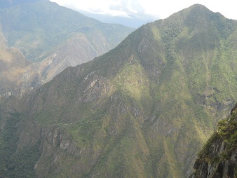 Unregelmssige Treppe zum Gipfel
                            Huaynapicchu, Aussichten ins Urubambatal 03