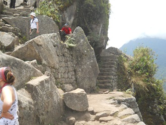 Wanderweg zum Gipfel Huaynapicchu, die letzten
                    paar Treppen