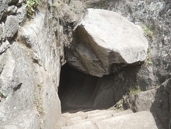 Aufstieg zum Gipfel Huaynapicchu, der Ausgang des Tunnels, Sicht von oben