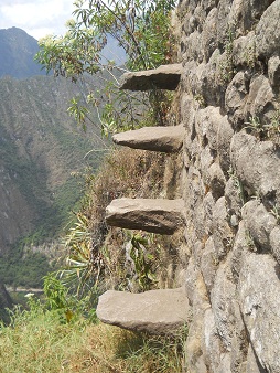 Aufstieg zum Gipfel Huaynapicchu,
                    Terrassentreppen in die Mauern eingelassen