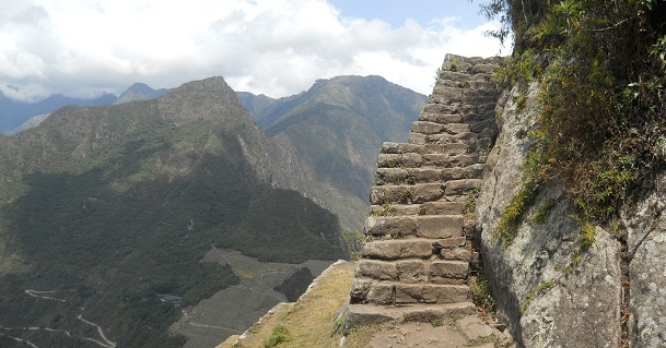 Aufstieg zum Gipfel Huaynapicchu, Treppen mit Panoramasicht