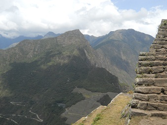 Aufstieg zum Gipfel Huaynapicchu, Treppe mit Aussicht 01