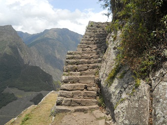 Aufstieg zum Gipfel Huaynapicchu, Treppe mit Aussicht 02