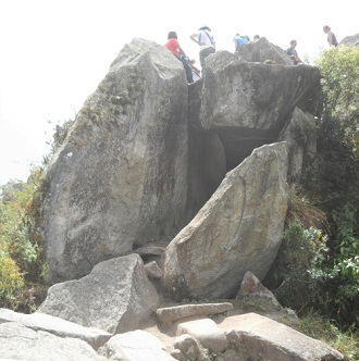 Aufstieg zum Gipfel Huaynapicchu, Sicht auf den Gipfel mit dem Steinbruch mit geschnittenen Gigasteinen, Panoramafoto 01