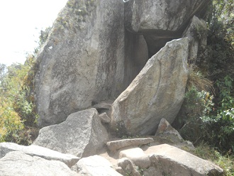 Sicht auf den Gipfel von Huaynapicchu mit dem
                    Steinbruch mit geschnittenen Gigasteinen, die einen
                    zweiten Tunnel bilden 02
