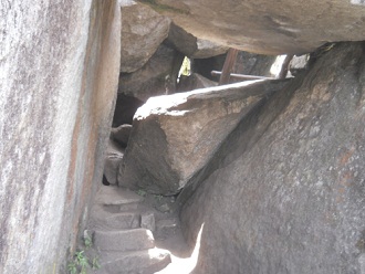 Aufstieg zum Gipfel Huaynapicchu, der zweite
                    Tunnel