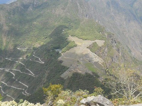 Aussicht vom Gipfel Huaynapicchu auf Machu Picchu