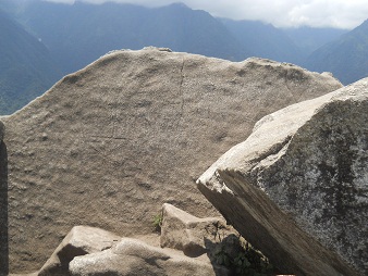 Der Berggipfel von Huaynapicchu, geschnittene
                    Gigasteine vom Steinbruch auf dem Gipfel,
                    Nahaufnahme 01